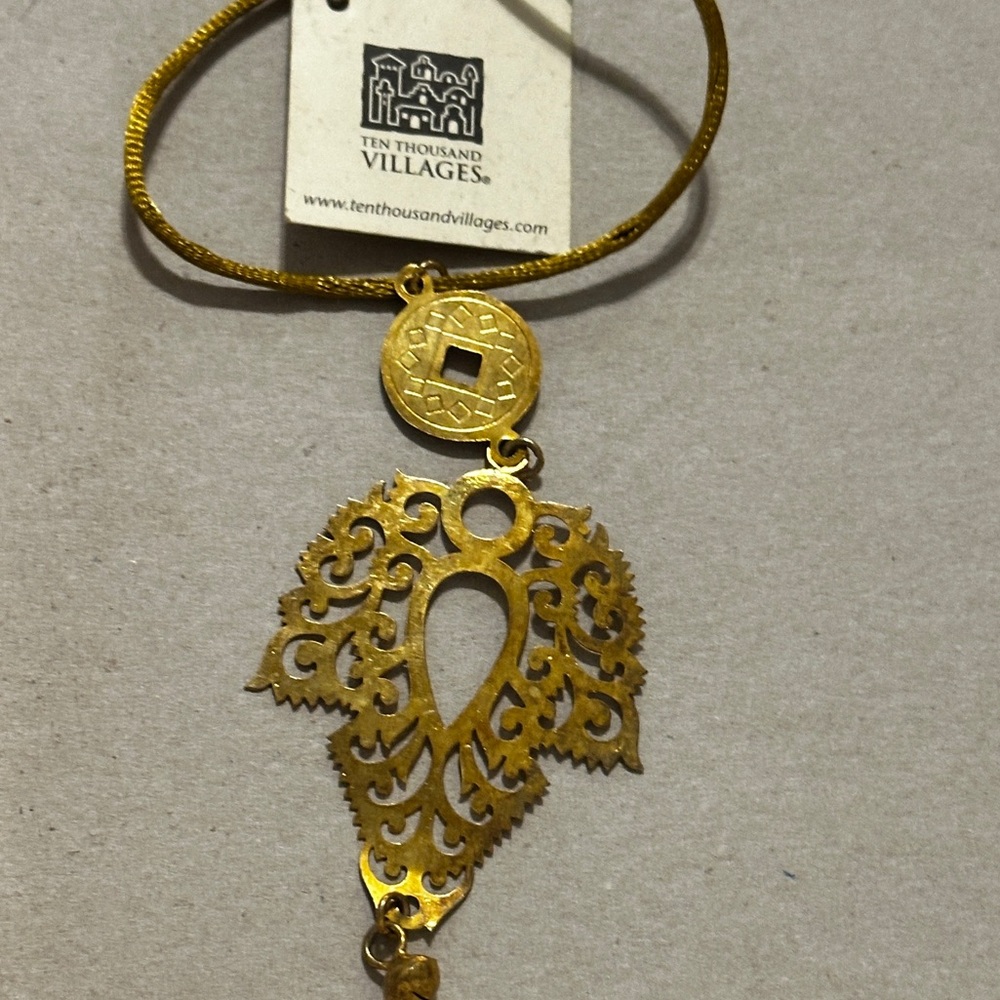 NEW - Ten Thousand Villages gold tone bracelet with pendant, leaf shape NWT